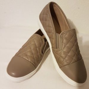 Steve Madden Flatform.